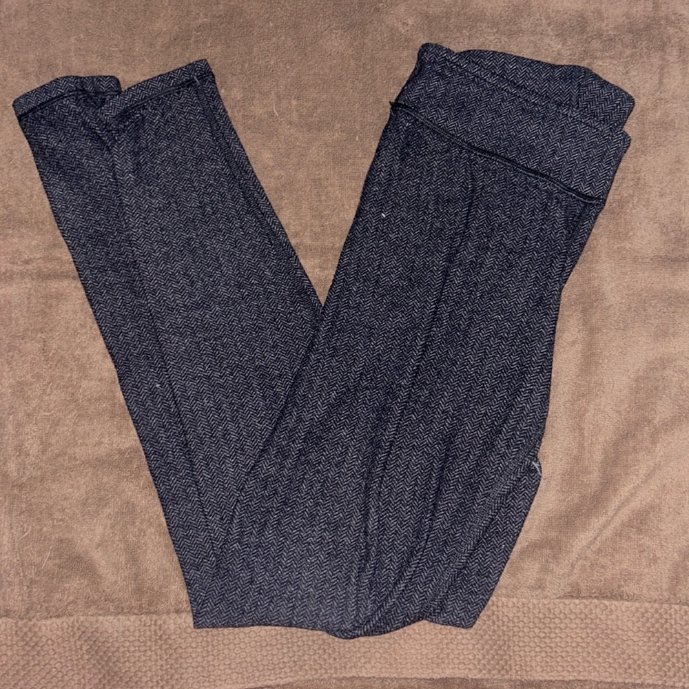 Ivivva arrow patterned grey and black leggings